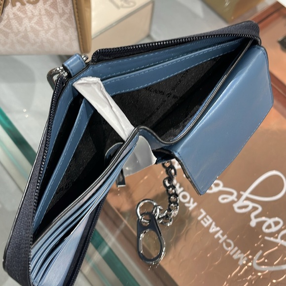 Michael Kors COOPER
3654LPCF5B
ZIP BILLFOLD WITH CHAIN
DENIM - Picture 13 of 16